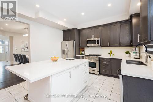 126 Barrow Avenue, Bradford West Gwillimbury, ON - Indoor Photo Showing Kitchen With Double Sink With Upgraded Kitchen