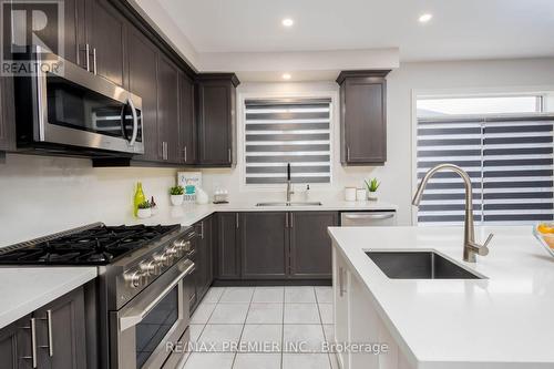 126 Barrow Avenue, Bradford West Gwillimbury, ON - Indoor Photo Showing Kitchen With Double Sink With Upgraded Kitchen