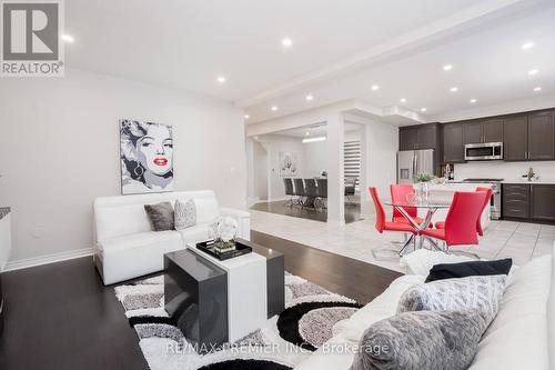 126 Barrow Avenue, Bradford West Gwillimbury, ON - Indoor Photo Showing Living Room