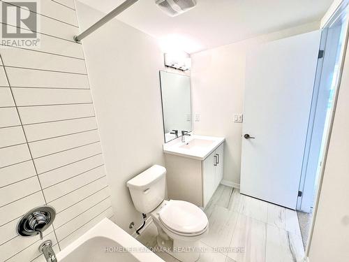 91 - 39 Honeycrisp Crescent, Vaughan, ON - Indoor Photo Showing Bathroom