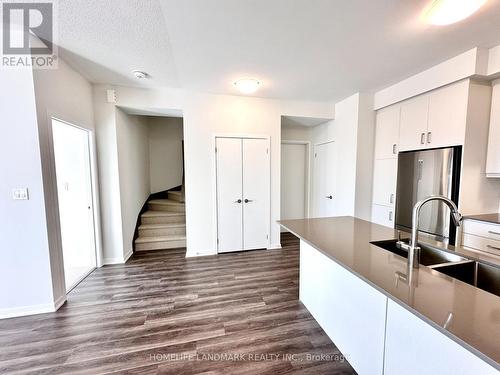 91 - 39 Honeycrisp Crescent, Vaughan, ON - Indoor Photo Showing Kitchen With Double Sink