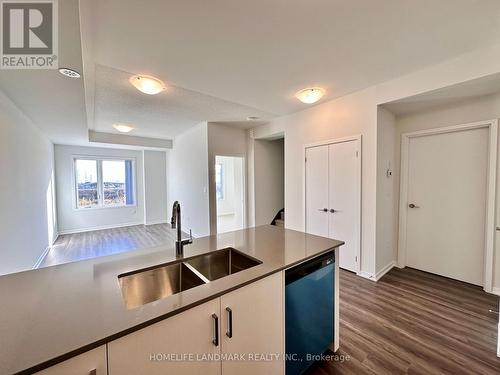 91 - 39 Honeycrisp Crescent, Vaughan, ON - Indoor Photo Showing Kitchen