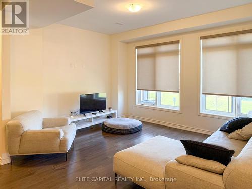 84 Holyrood Crescent, Vaughan, ON - Indoor Photo Showing Living Room