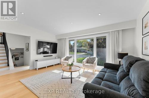 6977 Waterloo Drive, Niagara Falls (207 - Casey), ON - Indoor Photo Showing Living Room