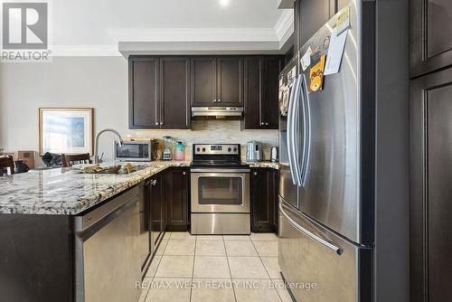 19 Kawana Road, Brampton, ON - Indoor Photo Showing Kitchen With Upgraded Kitchen