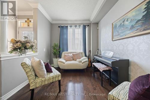 19 Kawana Road, Brampton, ON - Indoor Photo Showing Living Room