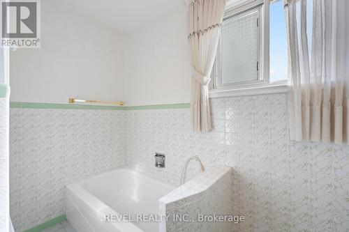 9 King Street, Thorold (557 - Thorold Downtown), ON - Indoor Photo Showing Bathroom