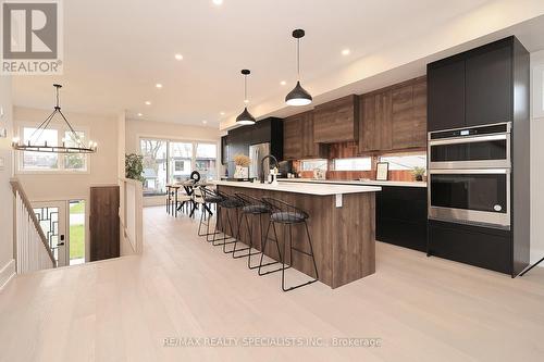 1046 Roosevelt Road, Mississauga, ON - Indoor Photo Showing Kitchen With Upgraded Kitchen