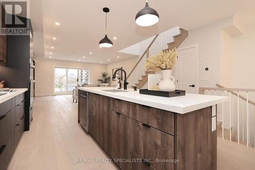 1046 Roosevelt Road, Mississauga, ON - Indoor Photo Showing Kitchen