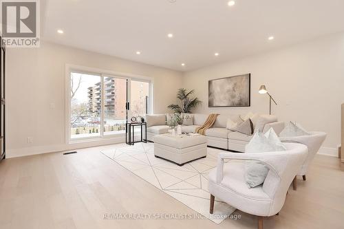 1046 Roosevelt Road, Mississauga, ON - Indoor Photo Showing Living Room