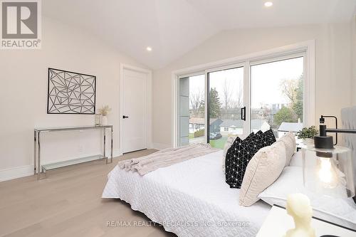 1046 Roosevelt Road, Mississauga, ON - Indoor Photo Showing Bedroom