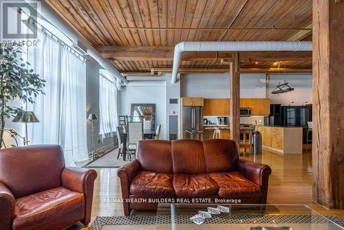 417 - 993 Queen Street W, Toronto, ON - Indoor Photo Showing Living Room