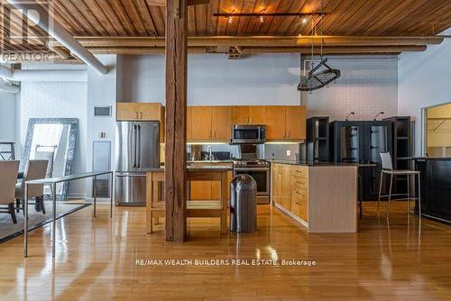 417 - 993 Queen Street W, Toronto, ON - Indoor Photo Showing Kitchen