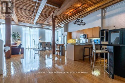 417 - 993 Queen Street W, Toronto, ON - Indoor Photo Showing Kitchen