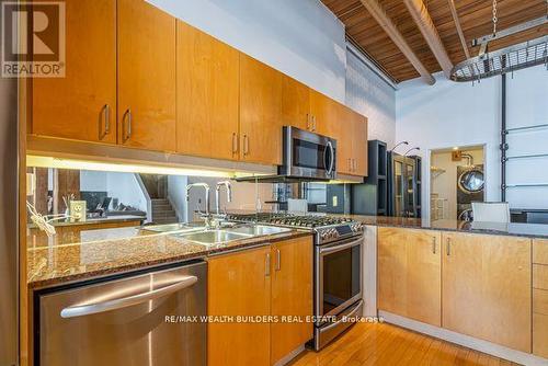 417 - 993 Queen Street W, Toronto, ON - Indoor Photo Showing Kitchen With Double Sink