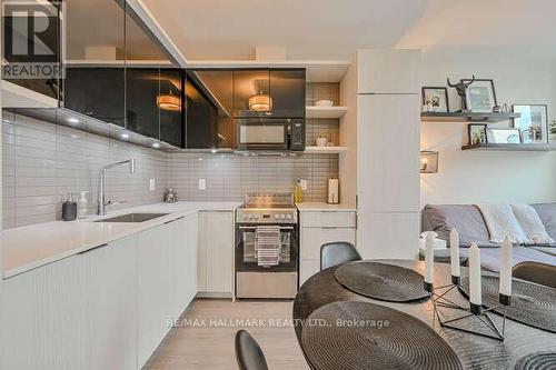 611 - 6 Parkwood Avenue, Toronto, ON - Indoor Photo Showing Kitchen