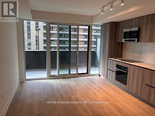 213 - 127 Broadway Avenue N, Toronto, ON - Indoor Photo Showing Kitchen