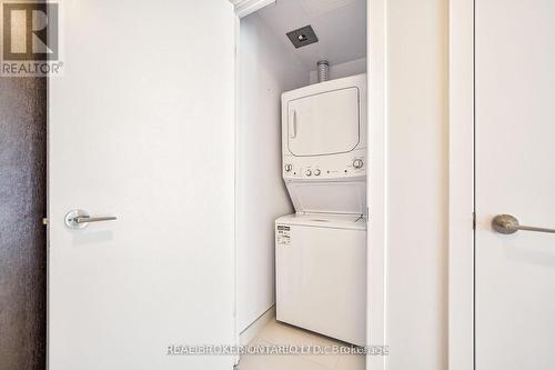 3705 - 2221 Yonge Street, Toronto, ON - Indoor Photo Showing Laundry Room