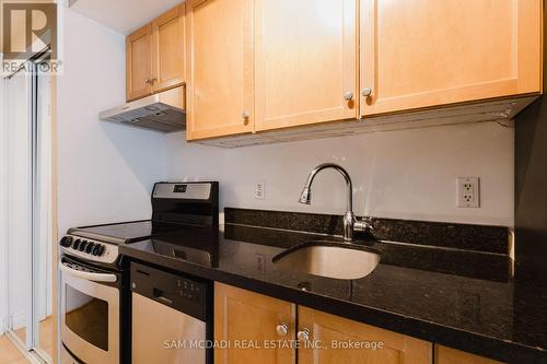 611 - 210 Victoria Street, Toronto, ON - Indoor Photo Showing Kitchen