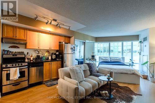 611 - 210 Victoria Street, Toronto, ON - Indoor Photo Showing Kitchen