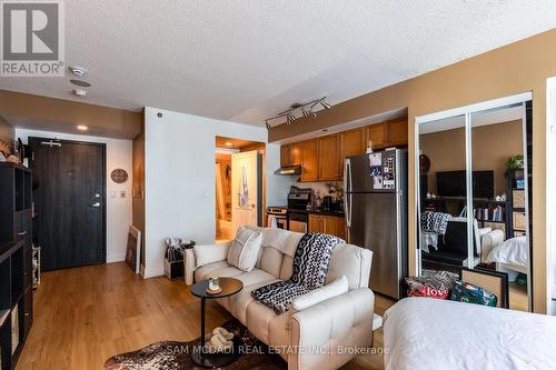 611 - 210 Victoria Street, Toronto, ON - Indoor Photo Showing Living Room