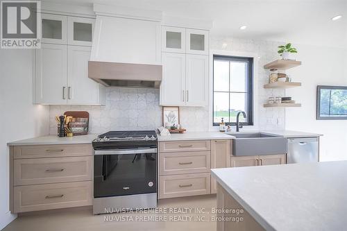 1181 Honeywood Drive, London, ON - Indoor Photo Showing Kitchen With Upgraded Kitchen