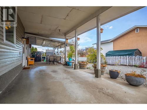 170 Mars Road, Kelowna, BC - Indoor Photo Showing Garage