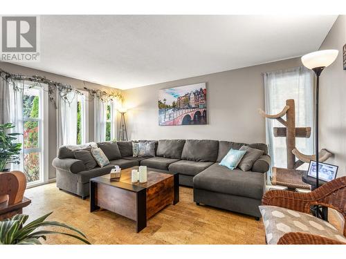 170 Mars Road, Kelowna, BC - Indoor Photo Showing Living Room