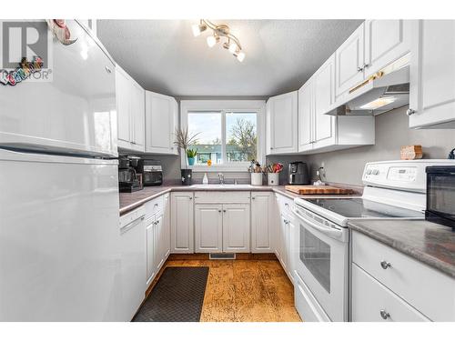 170 Mars Road, Kelowna, BC - Indoor Photo Showing Kitchen