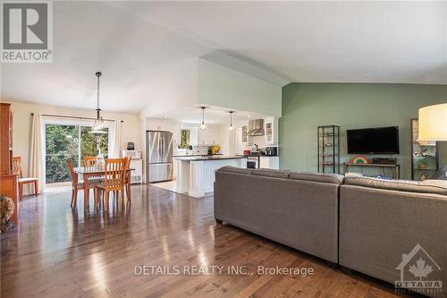 1975 Kingsley Street, Clarence-Rockland, ON - Indoor Photo Showing Living Room