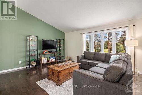 1975 Kingsley Street, Clarence-Rockland, ON - Indoor Photo Showing Living Room