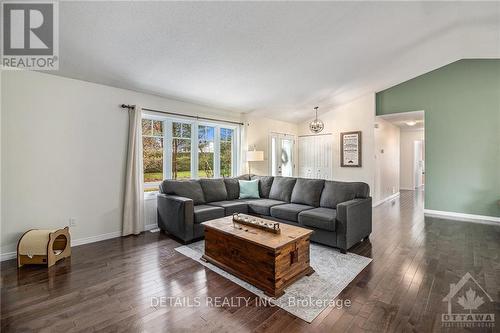 1975 Kingsley Street, Clarence-Rockland, ON - Indoor Photo Showing Living Room