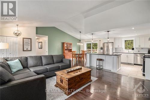 1975 Kingsley Street, Clarence-Rockland, ON - Indoor Photo Showing Living Room