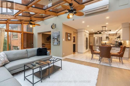 1351 Hazelton Boulevard, Burlington, ON - Indoor Photo Showing Living Room