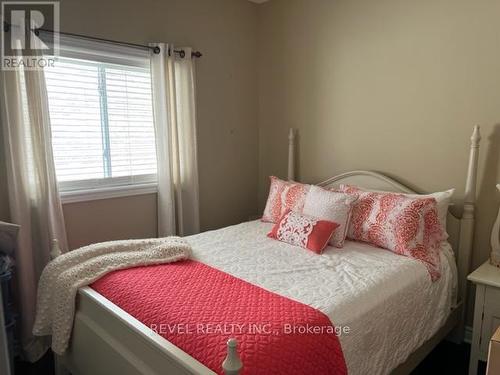 82 Versailles Crescent, Barrie, ON - Indoor Photo Showing Bedroom