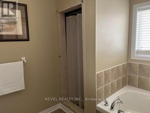 82 Versailles Crescent, Barrie, ON - Indoor Photo Showing Bathroom