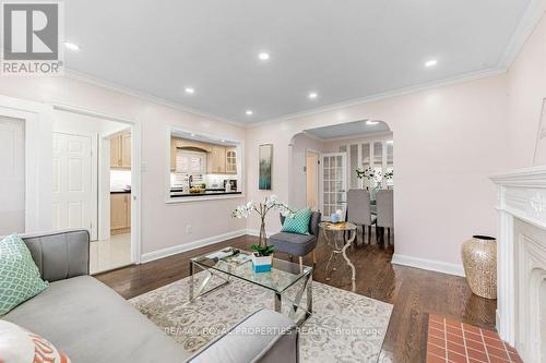 6 Wortham Drive S, Toronto, ON - Indoor Photo Showing Living Room