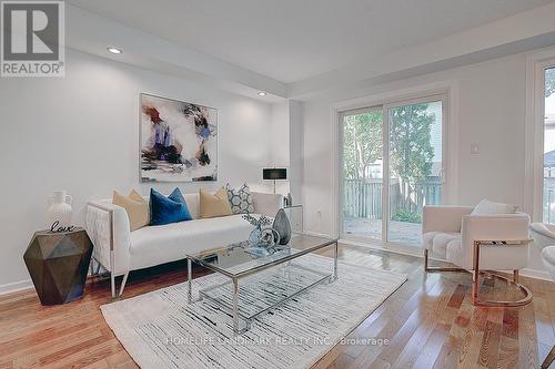 77 Greenbelt Crescent, Richmond Hill, ON - Indoor Photo Showing Living Room