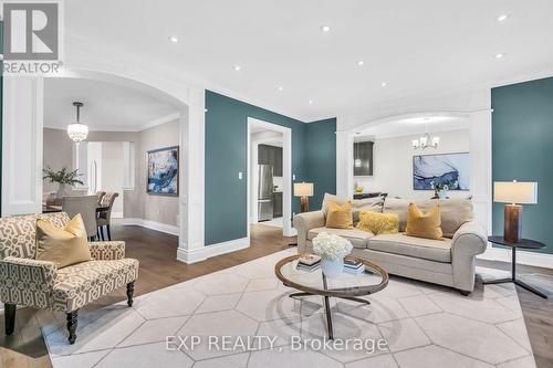 30 Bamburg Street, Georgina, ON - Indoor Photo Showing Living Room