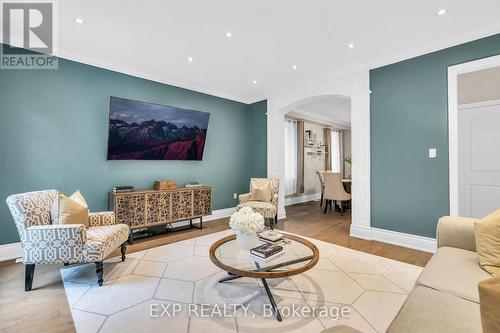 30 Bamburg Street, Georgina, ON - Indoor Photo Showing Living Room