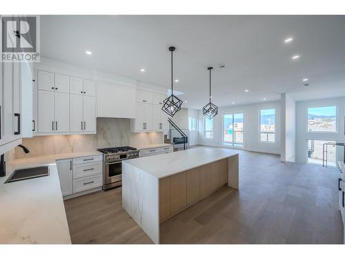 3304 Evergreen Drive, Penticton, BC - Indoor Photo Showing Kitchen With Double Sink With Upgraded Kitchen