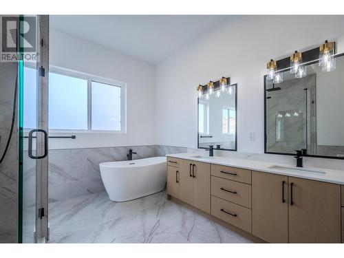 3304 Evergreen Drive, Penticton, BC - Indoor Photo Showing Bathroom