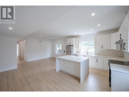 3304 Evergreen Drive, Penticton, BC - Indoor Photo Showing Kitchen