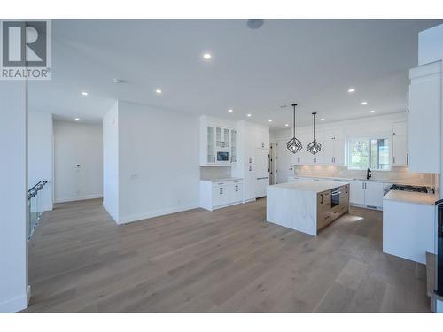 3304 Evergreen Drive, Penticton, BC - Indoor Photo Showing Kitchen