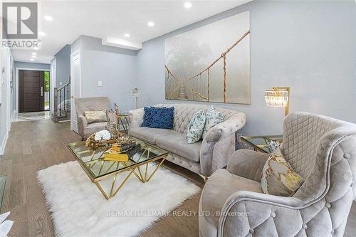 11 Michael Drive, Richmond Hill, ON - Indoor Photo Showing Living Room