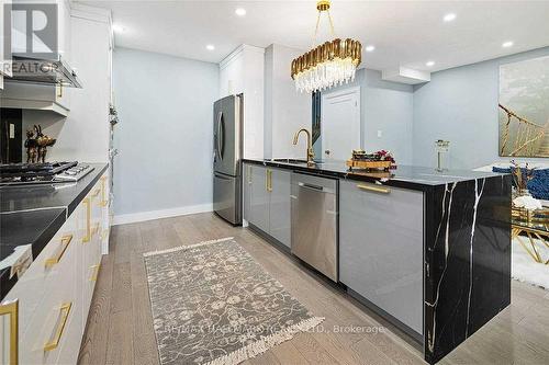 11 Michael Drive, Richmond Hill, ON - Indoor Photo Showing Kitchen With Upgraded Kitchen