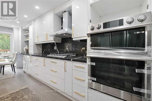 11 Michael Drive, Richmond Hill, ON - Indoor Photo Showing Kitchen With Upgraded Kitchen