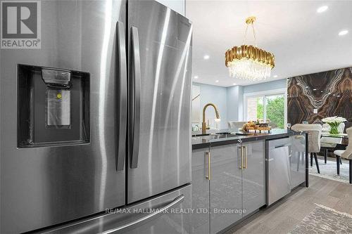 11 Michael Drive, Richmond Hill, ON - Indoor Photo Showing Kitchen