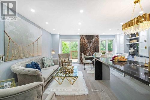 11 Michael Drive, Richmond Hill, ON - Indoor Photo Showing Living Room