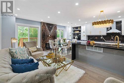 11 Michael Drive, Richmond Hill, ON - Indoor Photo Showing Living Room